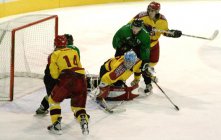 Vojta Pekárek se snaží zabránit hráči Karlových Varů ve skórování. - Dukla Jihlava Karlovy Vary junioři