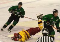 Na zemi se ocitl Patrik Pánek. - Dukla Jihlava Karlovy Vary junioři Patrik Pánek