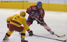 Kapitán Jiří Man se snaží blokovat rozehrávku Pardubic. - Junioři Dukla Jihlava Pardubice