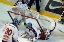 Gólman Ostravy v netypické poloze. - Junioři Sareza Ostrava Dukla Jihlava