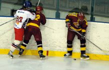 Jakoby jihlavský hráč nevěděl co s pukem. - Junioři Sareza Ostrava Dukla Jihlava