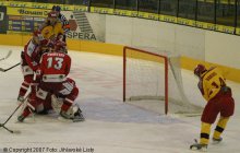I v této situaci se Oldřichu Bakusovi nepovedlo dostat kotouč do branky. - Dukla Jihlava Prostějov Oldřich Bakus