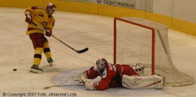 Lukáši Danečkovi se povedlo špičkou hole puk vyrazit. - Dukla Jihlava Prostějov Lukáš Daneček Tomáš Čachotský