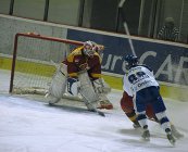 Před Milana Řehoře se dere Patrik Moskal. - Dukla Jihlava Kometa Brno Milan Řehoř