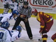 Na bully se staví Jiří Hanzal. - Dukla Jihlava Kometa Brno Jiří Hanzal
