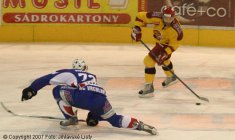 Přihrávce se snaží zabránit Petr Hrach. - Dukla Jihlava Vrchlabí