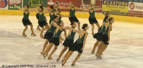 O přestávce byl k vidění soubor jihlavských krasobruslařek. - Dukla Jihlava Vrchlabí