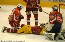 Oldřich Bakus na zemi, utkání s Berounem nedohrál. - Dukla Jihlava Beroun Oldřich Bakus