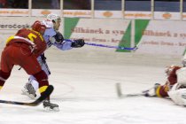 Petr Kuchyňa včas nepokryl jednoho z chomutovský útočníků. - Chomutov Dukla Jihlava