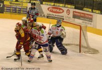 Clonění jihlavských hráčů při přesilovce. - Dukla Jihlava Třebíč