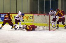 Milan Řehoř likviduje pokus Petra Grygara. - Jihlava Dukla Sareza Ostrava