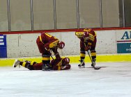 Jiří Kubát se sklání nad otřeseným spoluhráčem. - Jihlava Dukla Sareza Ostrava Jiří Kubát