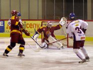 Lapačka Milana Řehoře v pernamenci. - Jihlava Dukla Sareza Ostrava Milan Řehoř