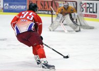 Matěj Pekr se dostává do dobré střelecké pozice. - Jihlava Olomouc