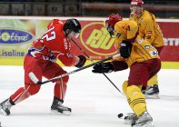 Viktor Coufal se pokouší přejít přes Tomáše Kalába.. - Jihlava Olomouc