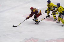 Václav Jaroš uniká ústeckým hráčům. - Dukla