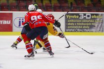 Šikovný průnik Pekárka mezi dvěma obránci. - Dukla