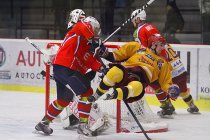 Důrazná hra před brankou. - Dukla