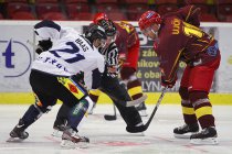 Viktor Ujčík se sklání na buly. - Dukla