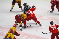 Tvrdý souboj na vhazovaní mezi Hubáčkem a Knotkem. - Dukla