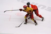 Mikeš šikovně „odmítá“ olomouckého obránce. - Dukla