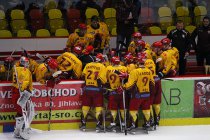 Petr Vlk udílí pokyny svým svěřencům. - Dukla