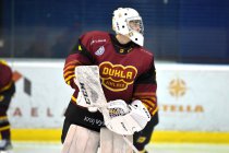 Ondřej Štěbeták sleduje své spoluhráče - dorost Chomutov