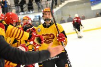 Andrej Klapica si plácá se spoluhráči - junioři Sparta