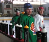 Na ledě si s Duklou zatrénovali také "krajánci" Tomáš Chlubna (vlevo) a Josef Marha (vpředu). Ondřej Ježek byl v dobré společnosti. - Trénink Dukly Jihlava na ledě