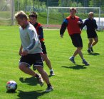 Při práci s míčem Roman Kousal, za ním běží Ondřej Ježek. Za oběma poté v pohybu Jiří Kubát. - Příprava Dukly na novou sezónu Ondřej Ježek Roman Kousal Jiří Kubát