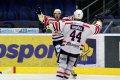 ...drazn Marek Sikora se raduje ze svho  prvnho glu v sezon, prvnm gratulantem byl David Hruka