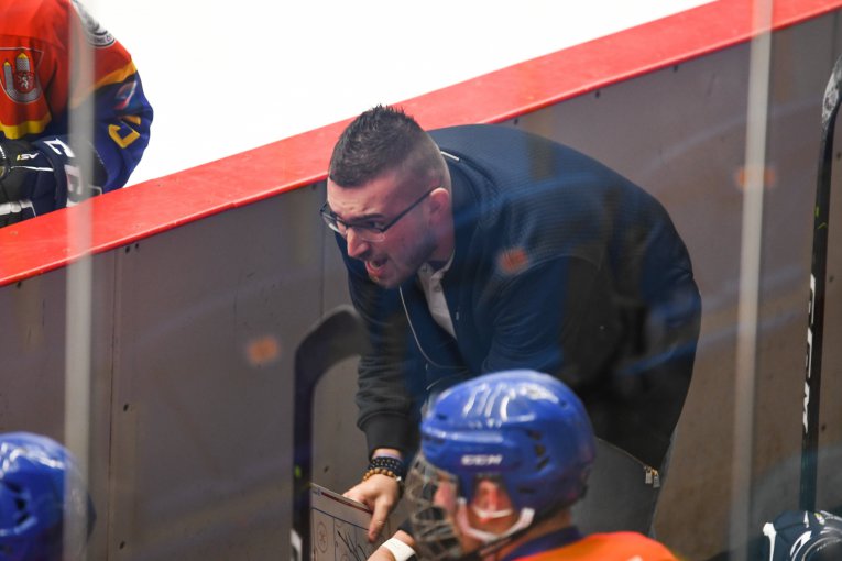 Z eskch Budjovic do umperka. Draci pedstavuj novho asistenta