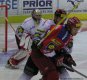 Martin Hanzal clon� hostuj�c�mu brank��i
