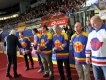 Franti�ek Joun p�eb�r� ocen�n� z rukou gener�ln�ho mana�era sou�asn�ho Motoru Stanislava Bedna��ka. D�le vedle n�j zleva Norbert Kr�l, Jaroslav Korbela, Ladislav Gula, Ji�� L�la a Rudolf Such�nek.
