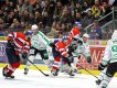 Roman Vr�bl�k se natahuje za pukem p�es Sebastiana Gor��ka, z�rove� ho zezadu napad� karlovarsk� kapit�n V�clav Skuhrav�.