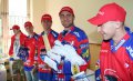 Zleva Ond�ej Vesel�, Filip Nov�k, Viktor H�bl, Tom� Vak, �t�p�n H�ebejk. Hokejist� se sna�ili p�en�st dobrou n�ladu i na hospitalizovan� d�ti.