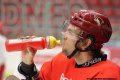Martin Hanzal je�t� se svou tmav��ervenou helmou z Phoenixu