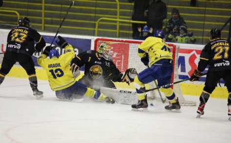 Junioi v taskav atmosfe pokoili Litvnov a vynutili si rozhodujc duel bare