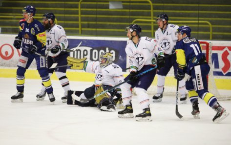 Zubrm nepomohlo ani est pesilovek, v domcm prosted podlehli Litomicm