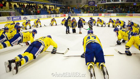Reklama na hokej! Zubi ve strhujcm zpase sloili vedouc esk Budjovice